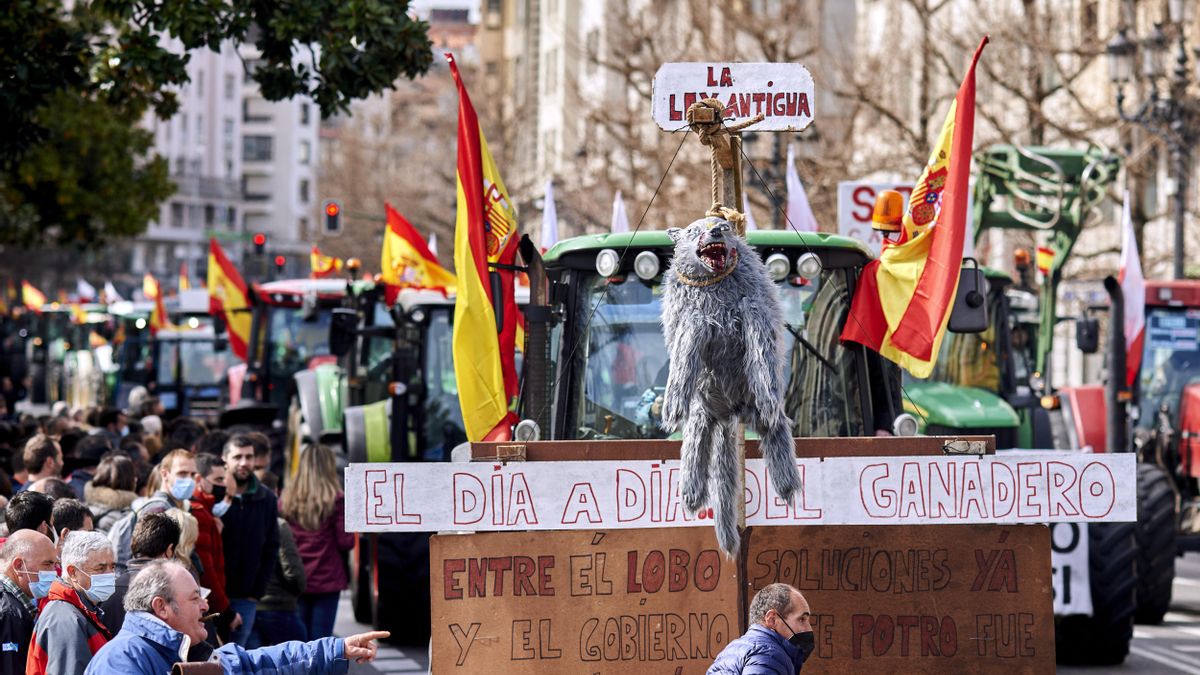 Manifestantes y tractores en una marcha en Santander en defensa del mundo rural