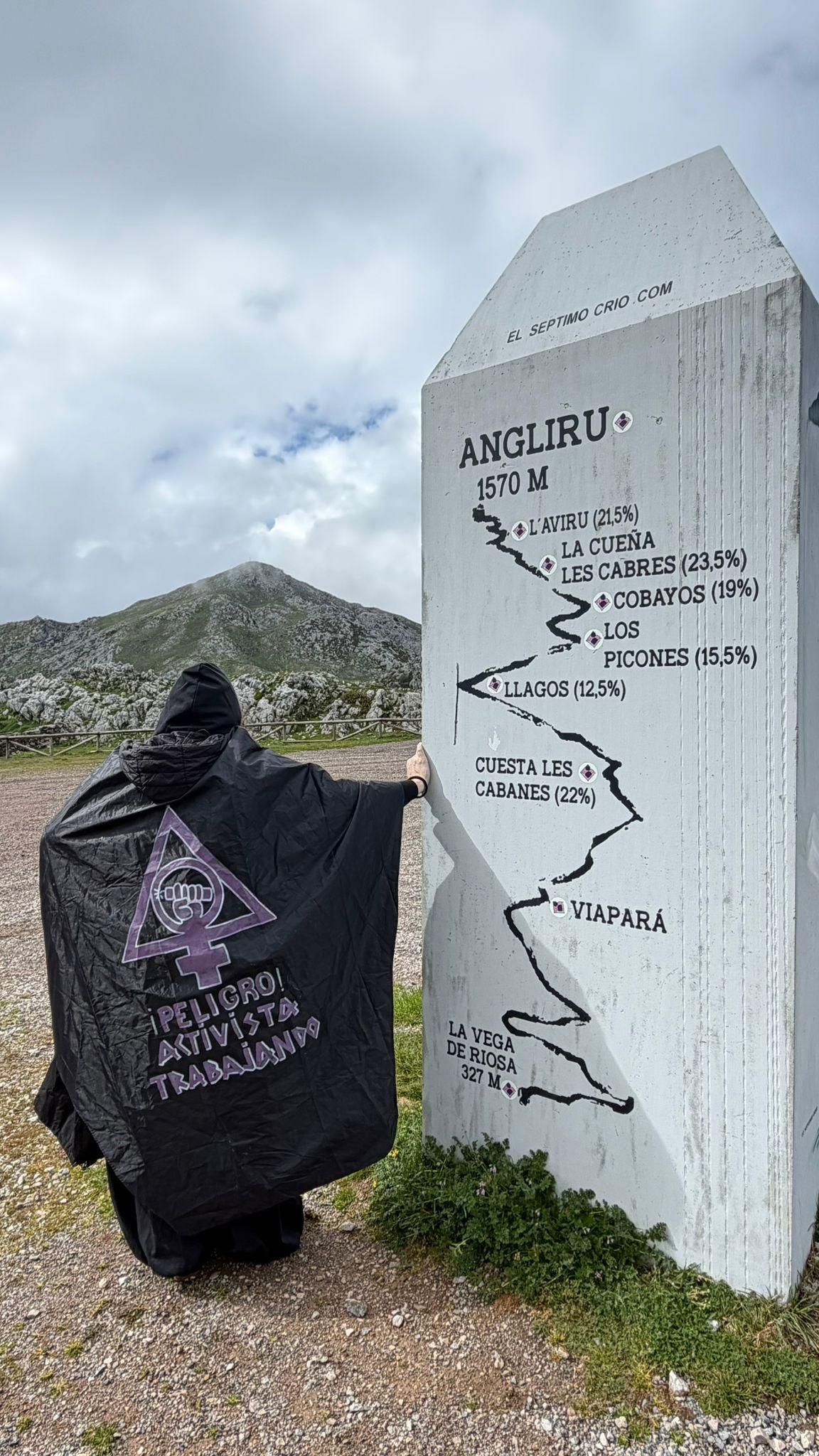 Una de las activistas de la Brigada Feminista de Asturias junto al recorrido que seguirá hoy, sábado, la Vuelta Femenina 2026.
