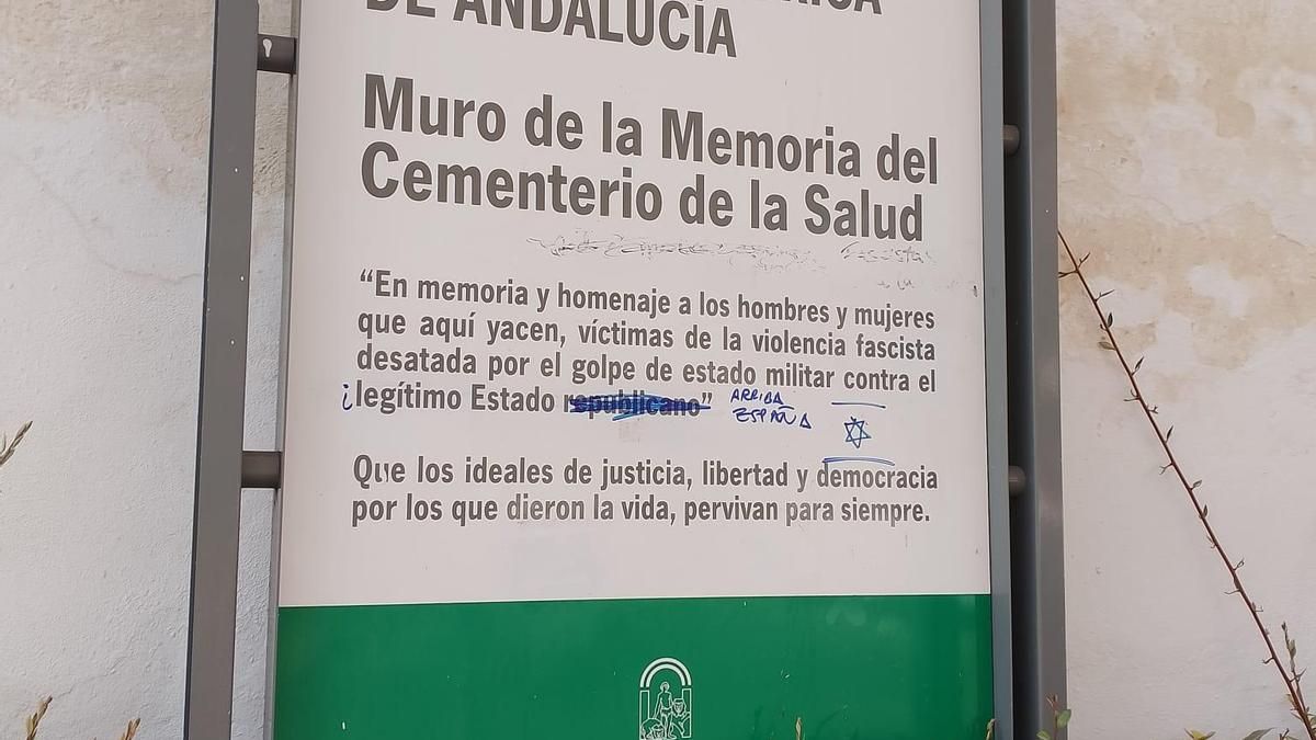 Vandalizan con pintadas franquistas los carteles de los muros de la memoria en La Salud