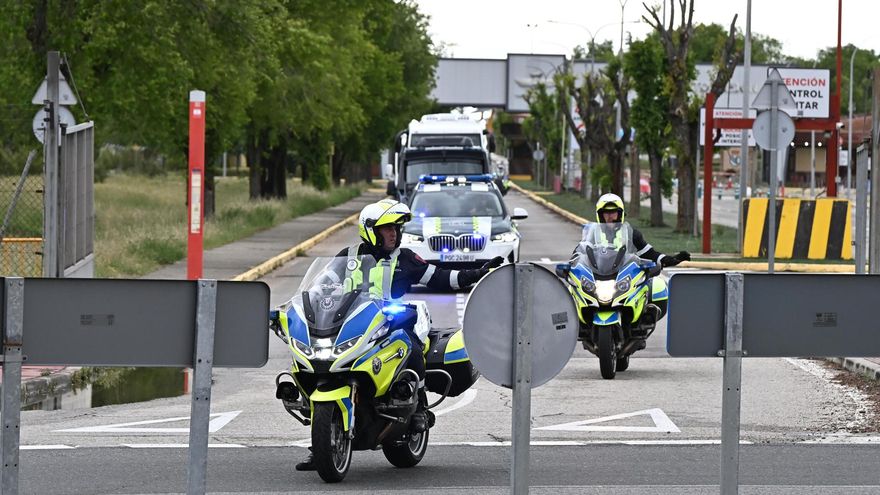 Un autobús transporta a los ciudadanos españoles que se encontraban en el crucero MV Hondius este domingo desde la Base Aérea de Torrejón hasta el Hospital Gómez Ulla.