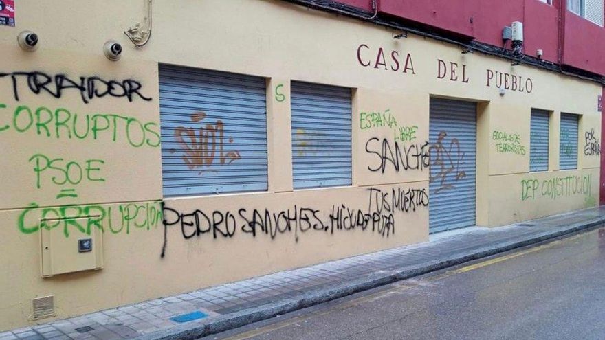 La sede del PSOE provincial de Cuenca amanece cubierta de insultos al partido y a Pedro Sánchez