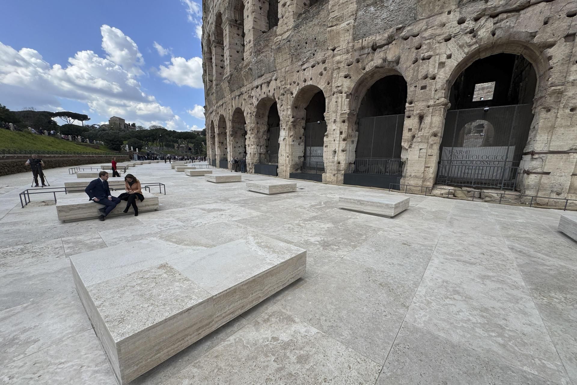 Vista de la nueva pavimentación exterior hecha de mármol ubicada en el Coliseo de Roma.
