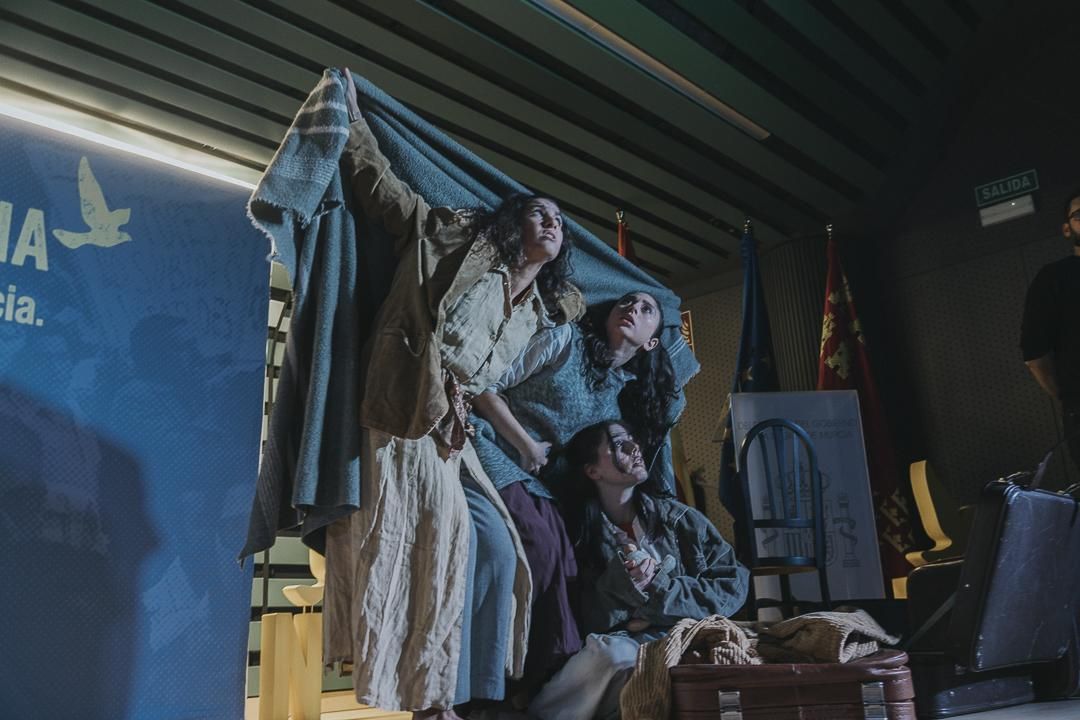 Representación de 'Archivos de una huida Nº5: 50 años de España en libertad', por Elena Galindo, Carmen Liza y Claudia Maró (colectivo Physical Collage))