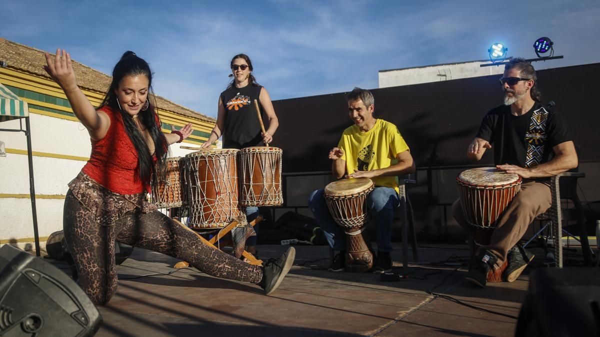 X Noche Negra Córdoba exhibición de percusión y danza africana y taller de danza de camerún