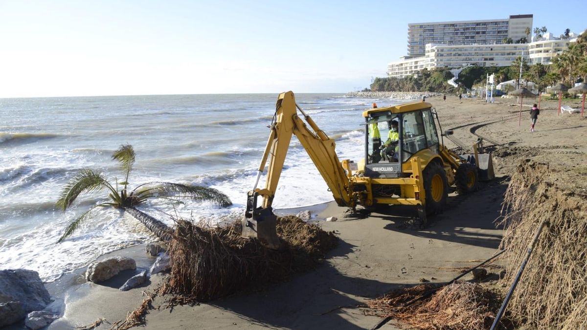 Daños en la playa del Bajondillo de Torremolinos