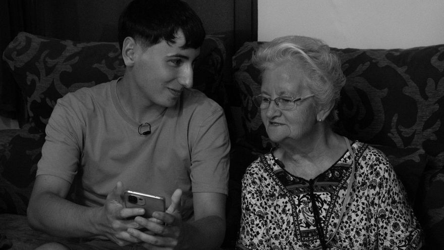 Sergio Fernández y María Teresa García durante la grabación del documental
