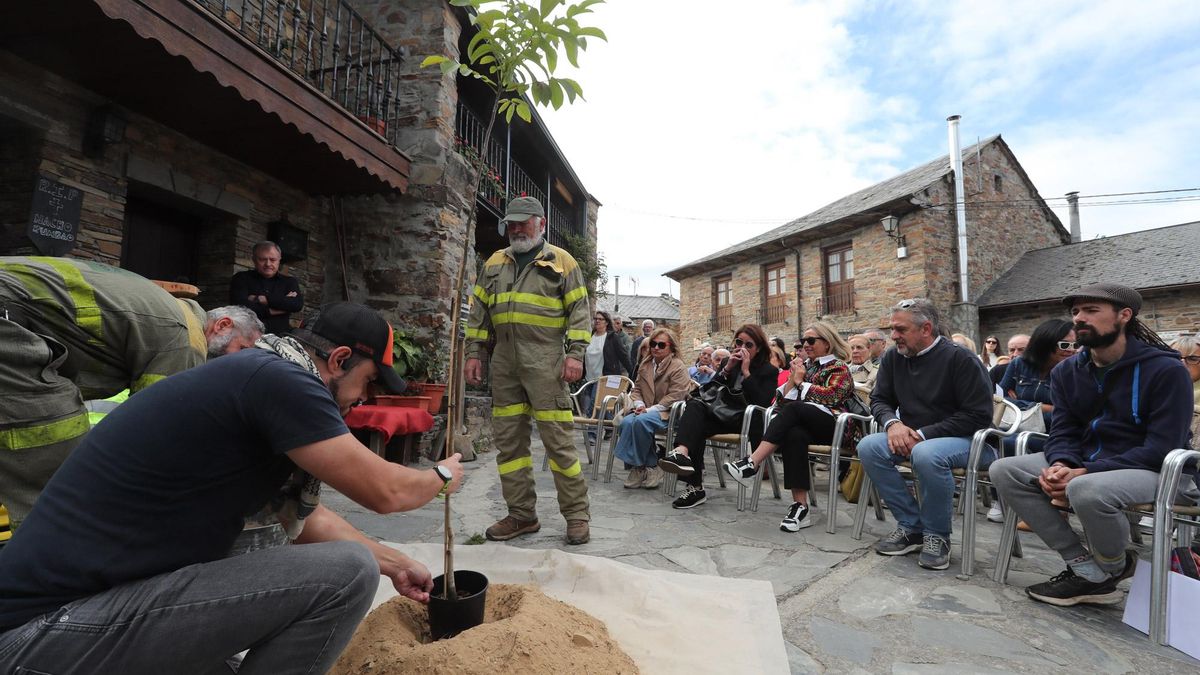 Homenaje a Nacho Rumbao, el bombero forestal fallecido este verano.
