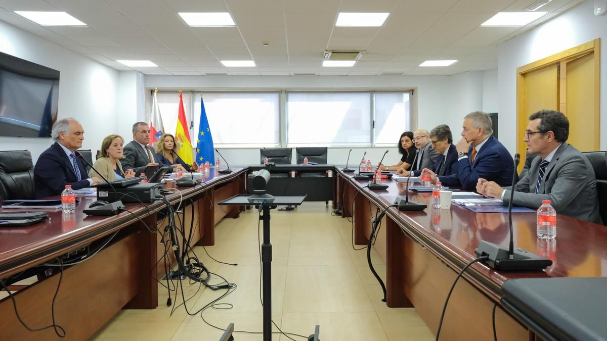 La consejera de Presidencia, Justicia, Seguridad y Simplificación Administrativa, Isabel Urrutia, preside la reunión del Pacto para la Justicia.