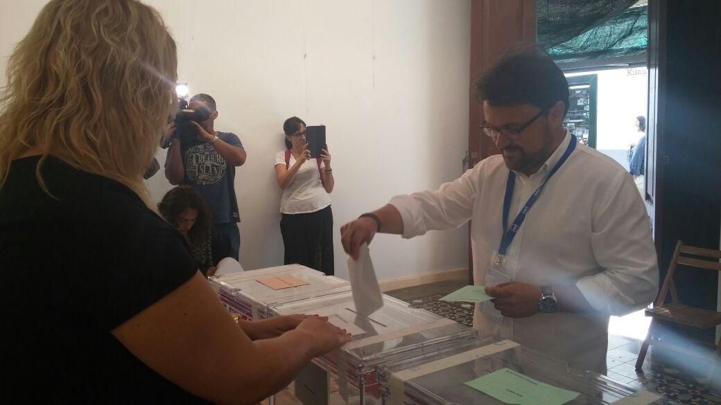 Asier Antona, número uno al Parlamento por el PP, votó en la Uned.