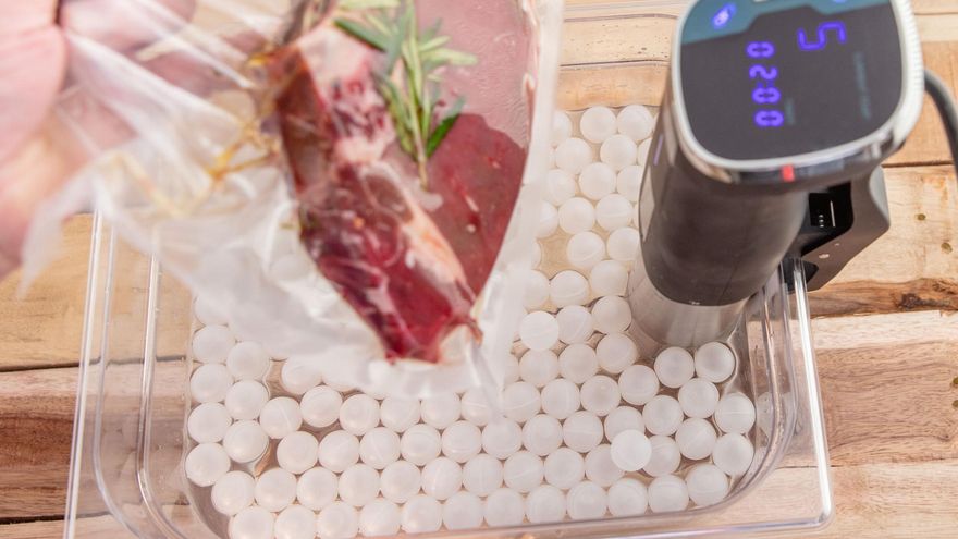 'Sous vide': las ventajas de cocinar al vacío y a baja temperatura en casa (y cómo hacerlo)