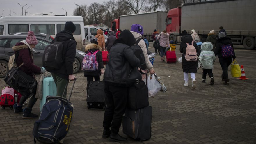 Varias personas y niños, esperan para cruzar a Rumanía, en el paso fronterizo de Porubne, a 5 de marzo de 2022, en el oeste de Ucrania.