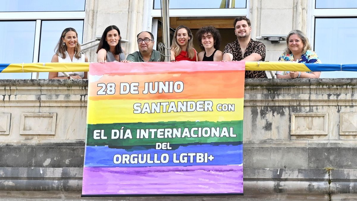 Colocación de la pancarta por el Día del Orgullo LGBTI en Santander.