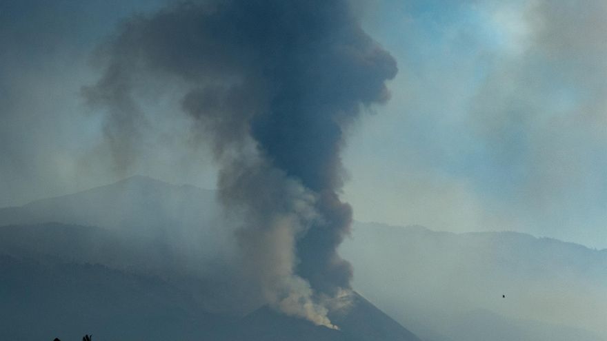La calidad del aire en Los Llanos de Aridane, de nuevo "extremadamente desfavorable" por la gran cantidad de ceniza y gases del volcán