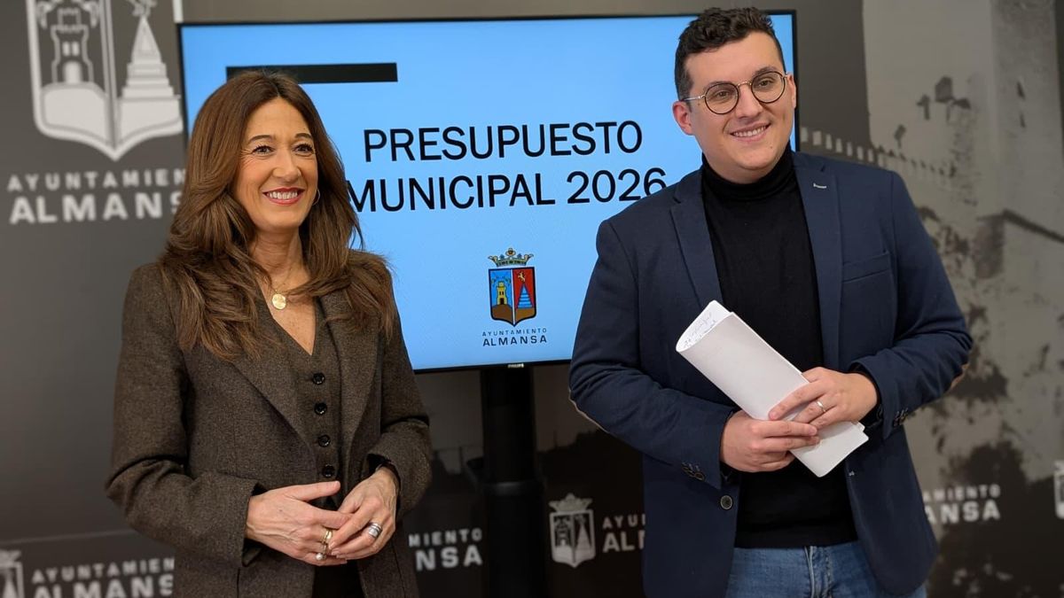 Pilar Callado, alcaldesa de Almansa junto al concejal de Hacienda, Patrimonio, Régimen interior y Turismo, Javier Boj