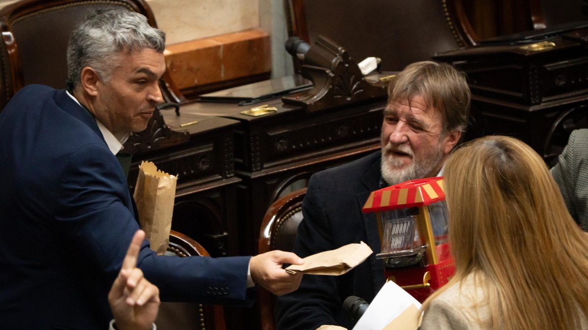 Esteban Paulón repartió pochoclo al inicio de la sesión