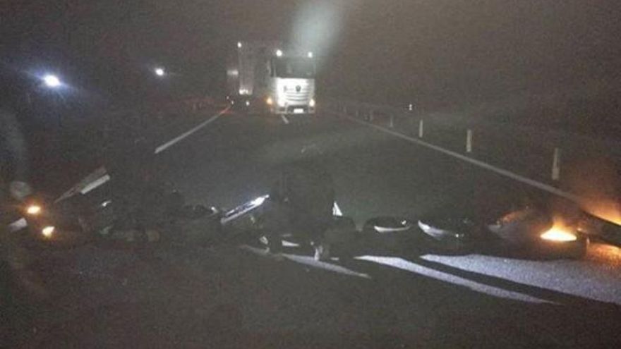 Los neumáticos en el inicio del acto de sabotaje del tráfico. / SOS Minería