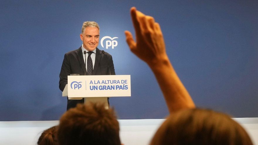 El coordinador general del PP, Elías Bendodo, ofrece una rueda de prensa en la sede del PP.
