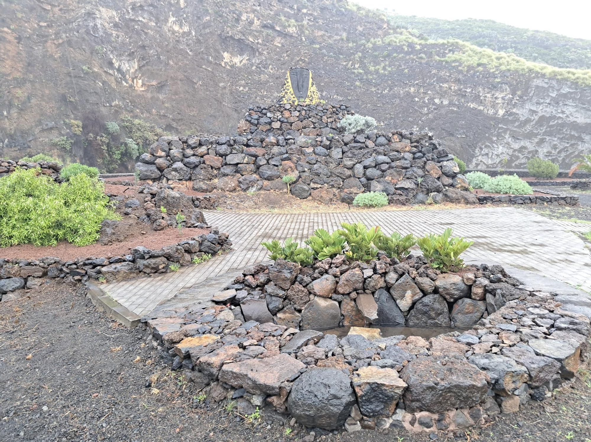 El mirador de San Juanito ha sido acondicionado y  luce flora autóctona.