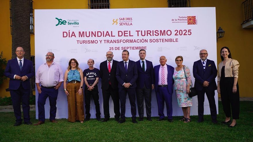 Foto de familia, con el presidente de la Diputación y el vicepresidente de Prodetur en el centro, en la gala de la institución provincial con motivo del Día Mundial del Turismo.
