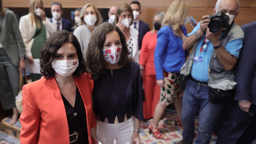 La presidenta en funciones de la Comunidad de Madrid, Isabel Díaz Ayuso (i) y la nueva presidenta de la Asamblea de Madrid, Eugenia Carballedo (d), a su salida del acto de constitución de la Asamblea de Madrid de la XII Legislatura, a 8 de junio de 2021,