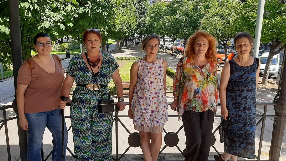 De izquierda a derecha, Laura González-Garrido, Camino Alonso, Sol Gómez Arteaga, Eloina Terrón y María Antonia Reinares, en León capital.
