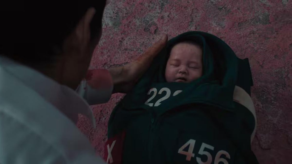 Gi-hun con la bebé en la última prueba de 'El juego del calamar'