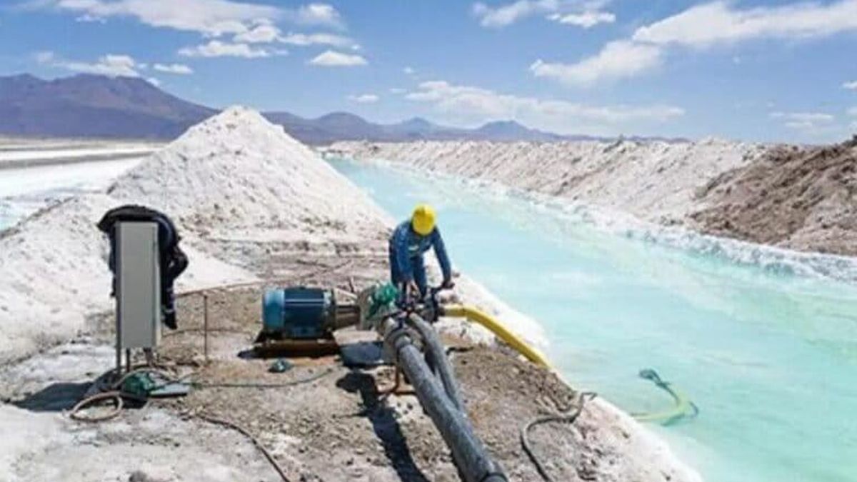 Imagen referencial de un salar en Jujuy, en el norte de Argentina, donde pueden verse los piletones de salmuera montados para realizar la evaporación en busca de litio. Foto: ElDiarioAR