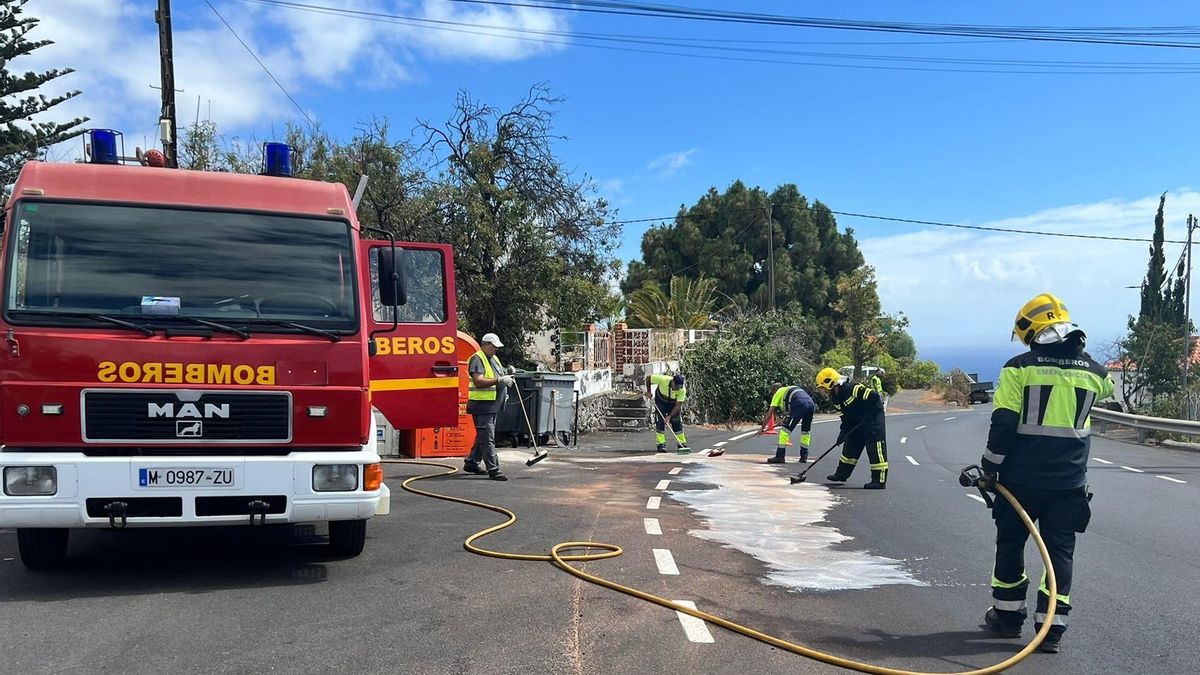 Limpieza de derrame de aceite en la LP-2, en el tramo  de La Polvacera (Breña Baja).