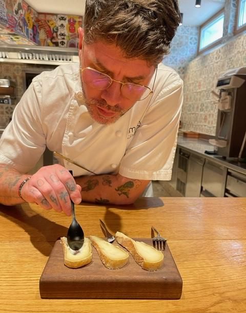 Paulo Airaudo probando el Queso Flor de Guía
