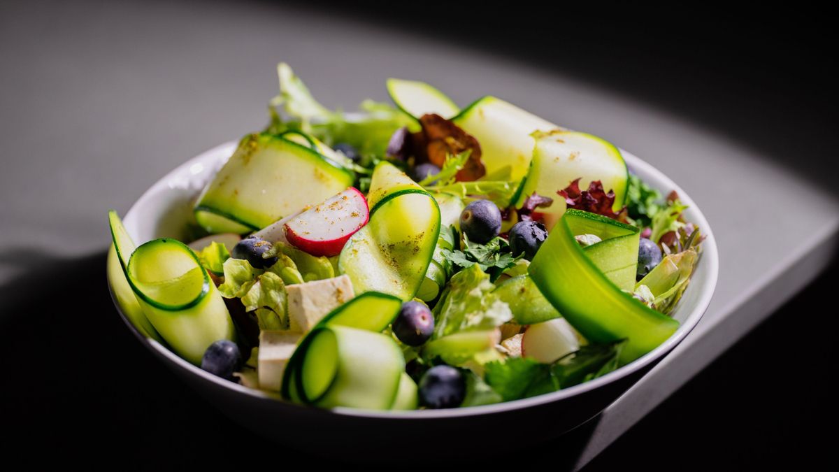 Cinco formas saludables y deliciosas de disfrutar del calabacín en ensaladas