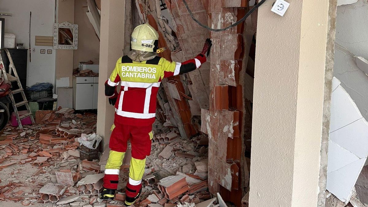 Desalojan a 18 personas de un edificio de Los Corrales de Buelna tras desprenderse un techo