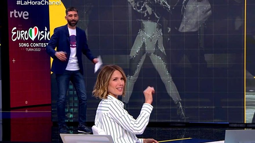 Un periodista de TVE se lanza a bailar 'SloMo' en directo: "Chanel, aquí tienes un rival"