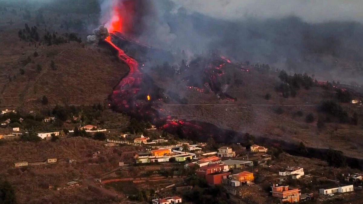 Primeros momentos de la erupción del Tajogaite (19 de septiembre de 2021, cerca del nucleo de El Paraíso