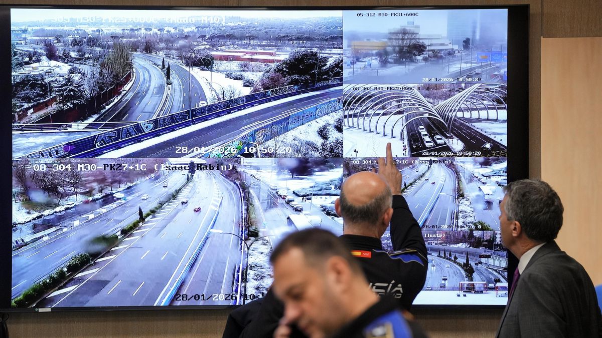 Seguimiento del temporal en el centro de emergencias de la capital