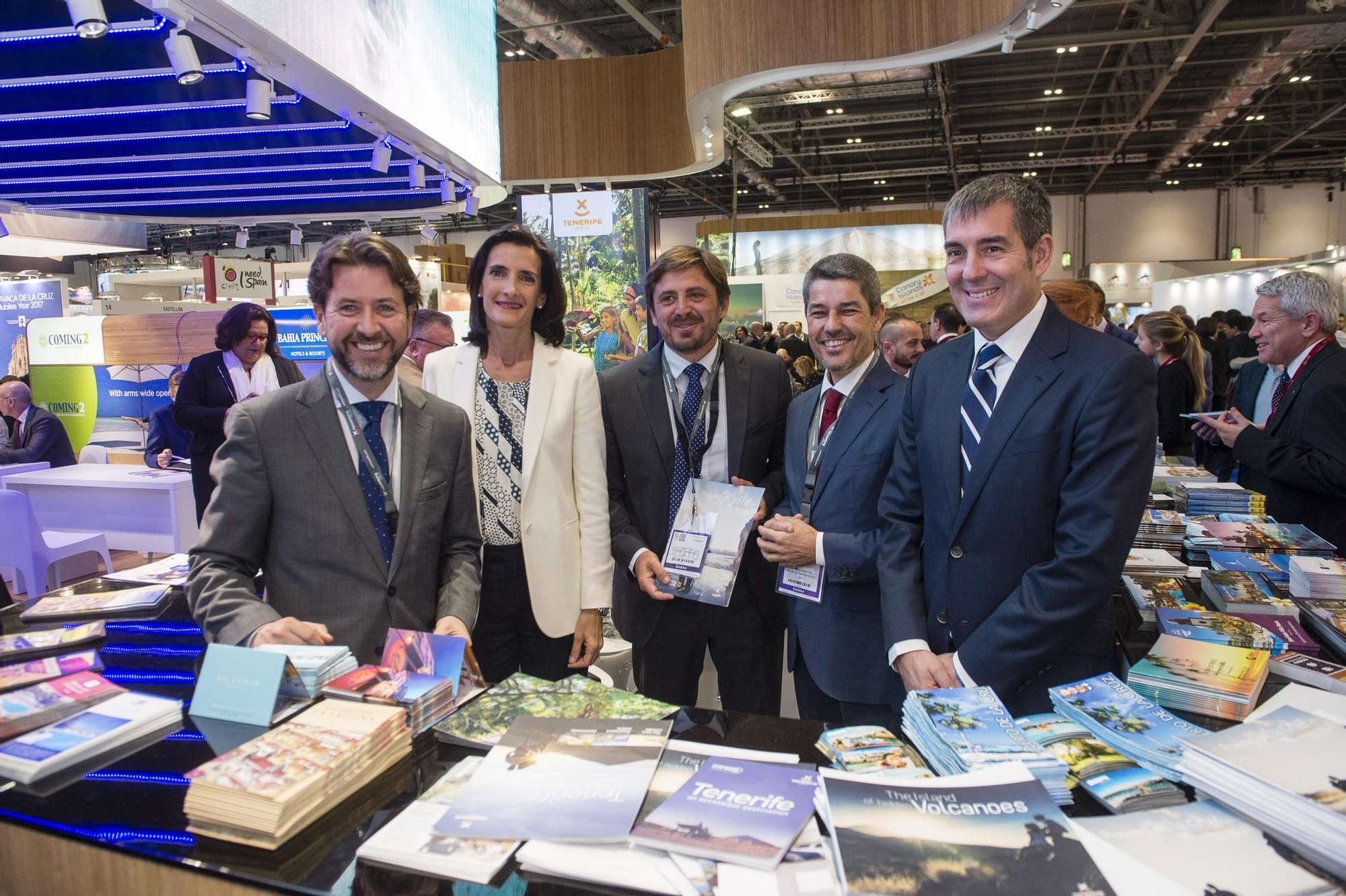 Carlos Alonso (iz), durante la inauguración del Pabellón de Canarias en la WTM 2016