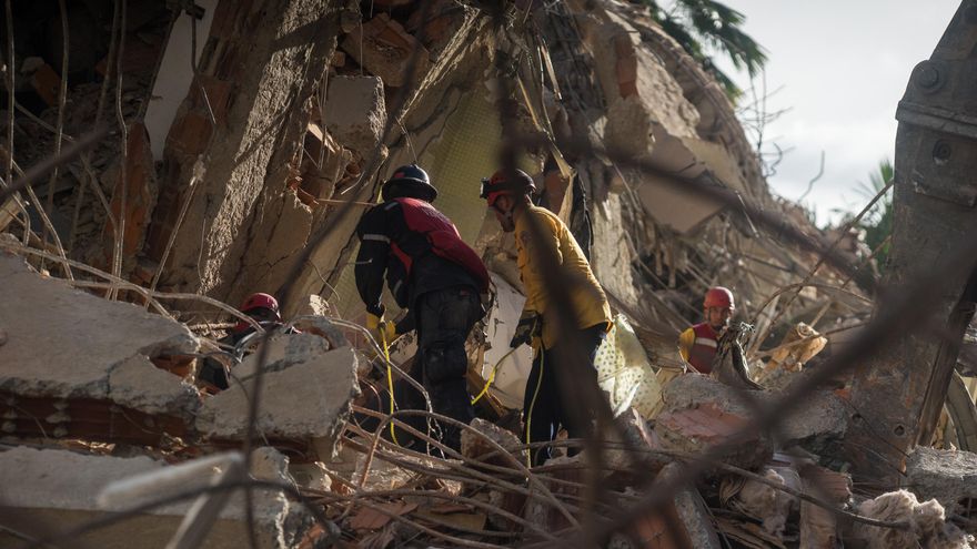 Integrantes de equipos de rescate trabajan este jueves, en un edifico afectado por un terremoto en la zona de Altamira en Caracas (Venezuela).