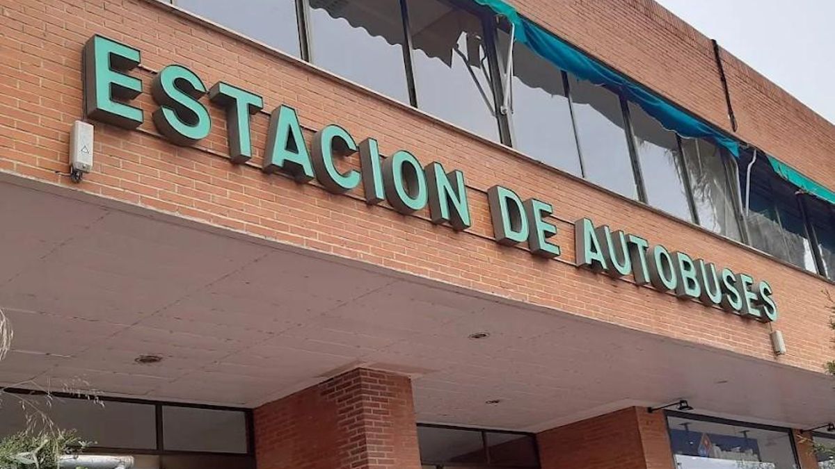 Cientos de usuarios afectados por el fin del servicio de autobús Mérida-Sevilla mientras la Junta señala al Ministerio