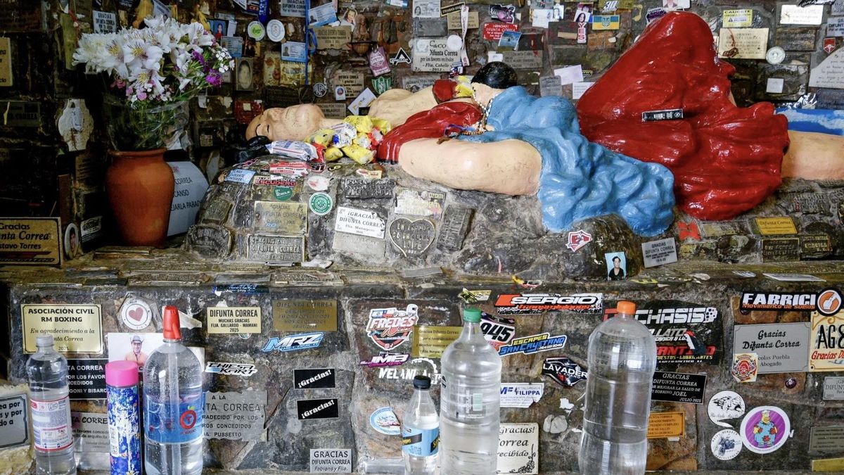 Botellas de agua en el santuario de la Difunta Correa, quien, según la leyenda, murió de sed mientras cruzaba la provincia de San Juan.