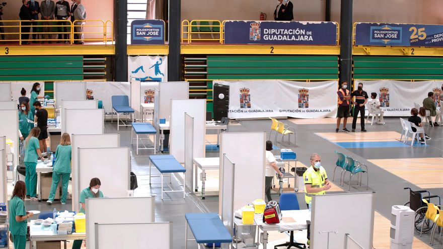 El presidente del Gobierno, Pedro Sánchez (3i, arriba), en su visita este jueves al centro de vacunación de Guadalajara. EFE/Javier Lizón