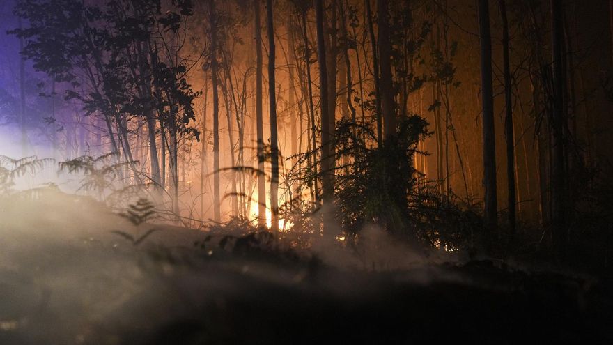 A new fire in the Coruña municipality of Ponteceso forces to evict neighbors and cut a road