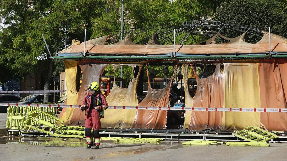 El incendio de la atracción infantil de la plaza Matías Prats, en imágenes