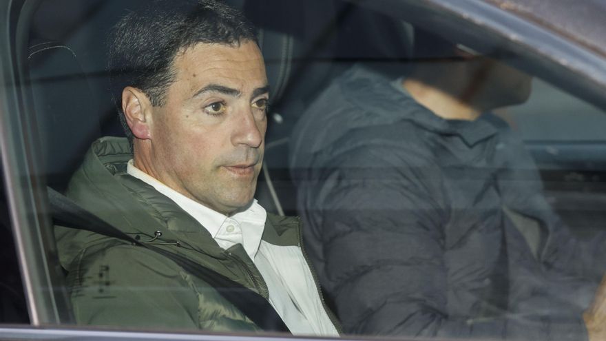 El candidato a lehendakari por el PNV, Imanol Pradales, a su salida del hospital de Barakaldo donde ha sido atendido tras ser atacado con gas pimienta por una persona a la finalización de su intervención en el mitin que su formación ha ofrecido hoy martes en la localidad vizcaina. EFE / Luis Tejido.