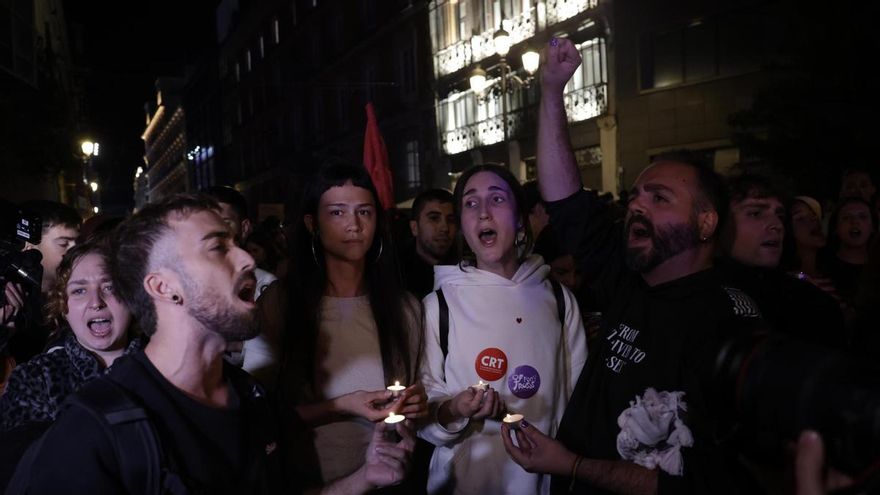 Participantes en la acampada en protesta por la crisis de la vivienda en el país se manifiestan este miércoles tras conocer el fallecimiento de Maricarmen en Madrid