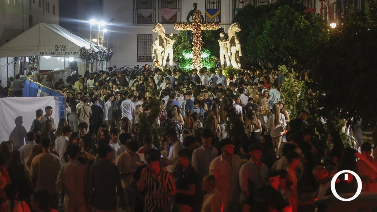 Cordobeses y turistas llenan de ambiente las cruces