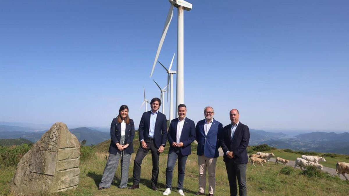 El consejero de Industria, Mikel Jauregi junto a Irantzu Allende, Kerman Gabiola, Julio Castro y Mikel Amundarain en el parque de Oiz.
