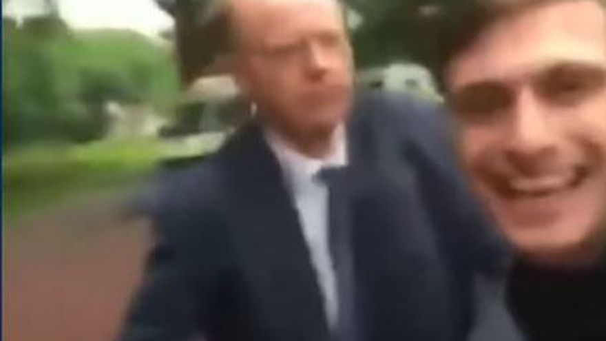 Captura del vídeo que muestra el acoso recibido por Chris Whitty