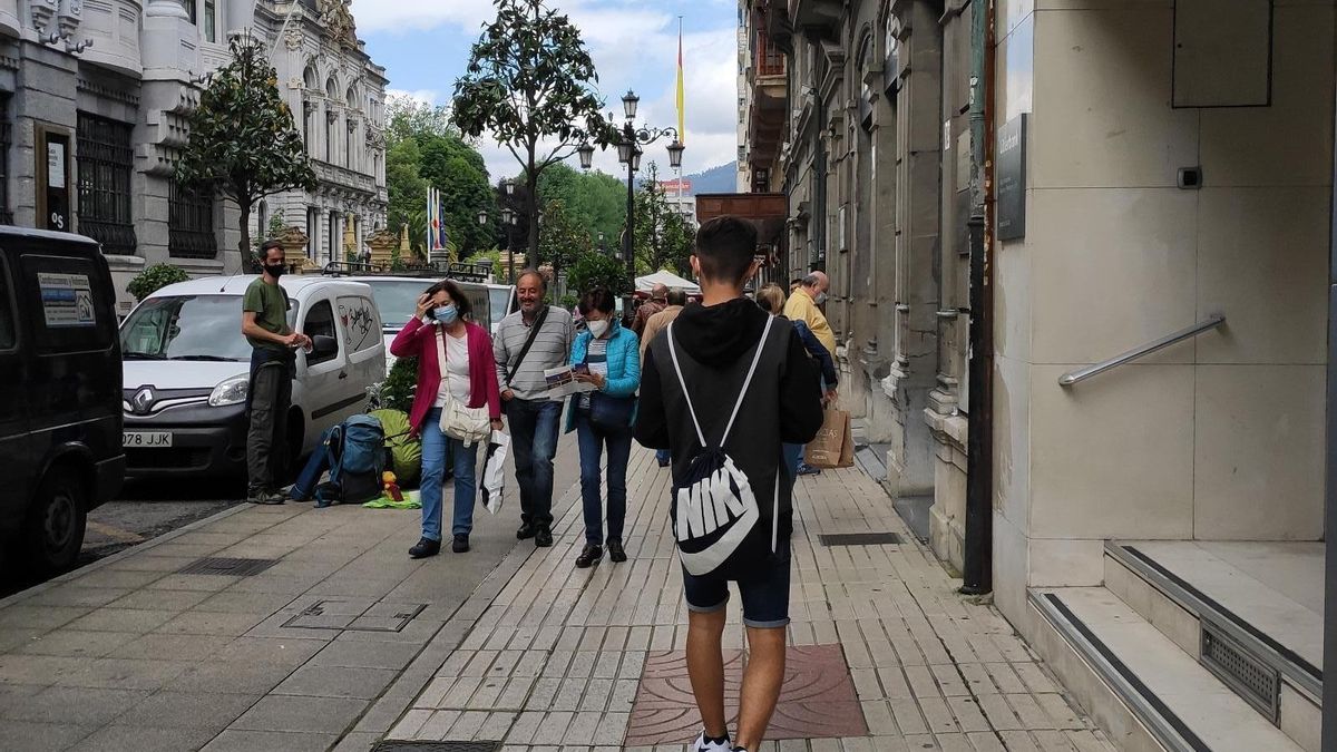 Personas con mascarilla en las calles de Oviedo y terrazas de hostelería.