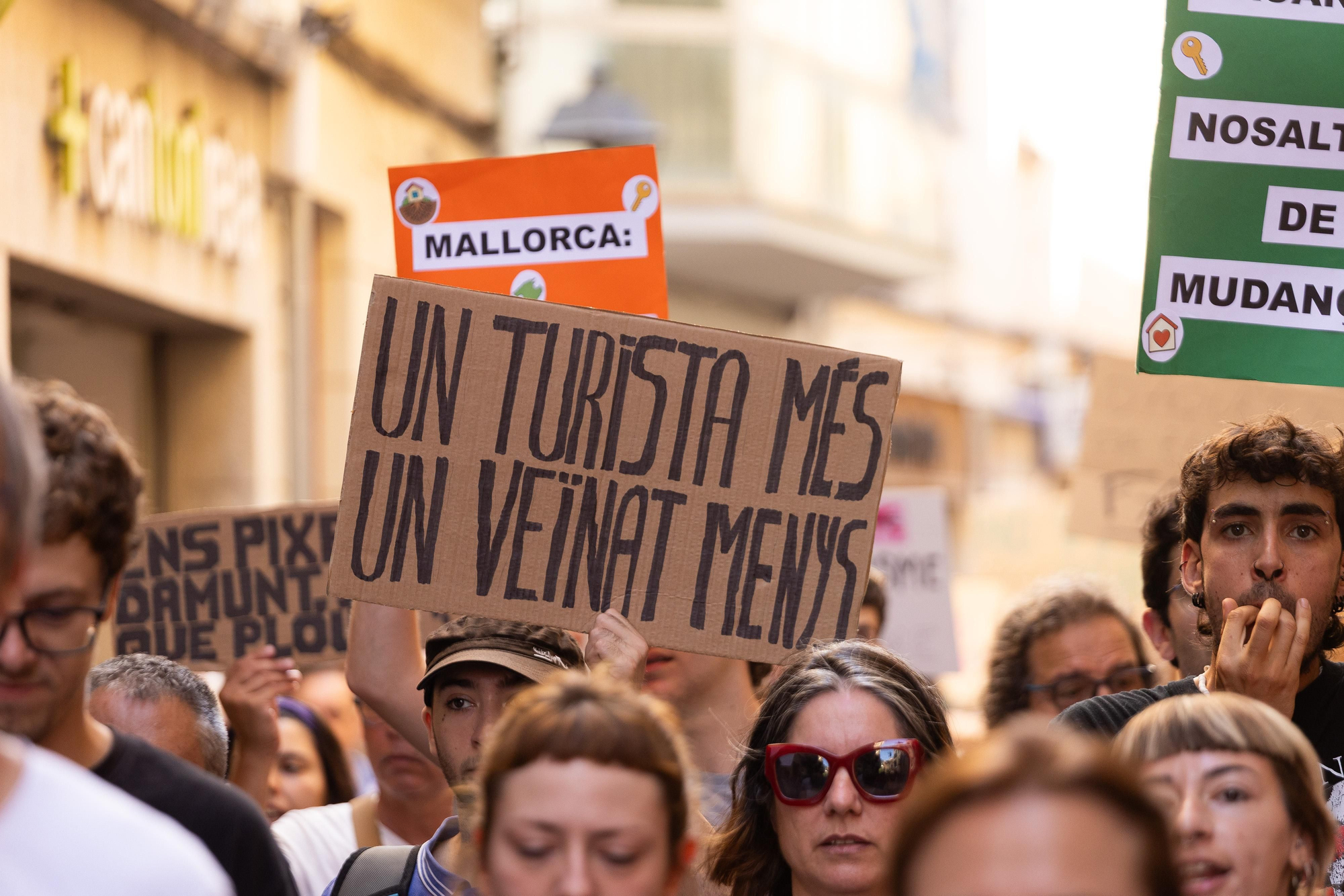 Varias de las pancartas mostradas durante la protesta