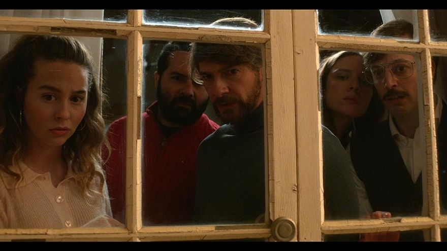 ‘Solos en la noche’, la película que mira con humor al 23F mientras advierte de la fragilidad de la democracia