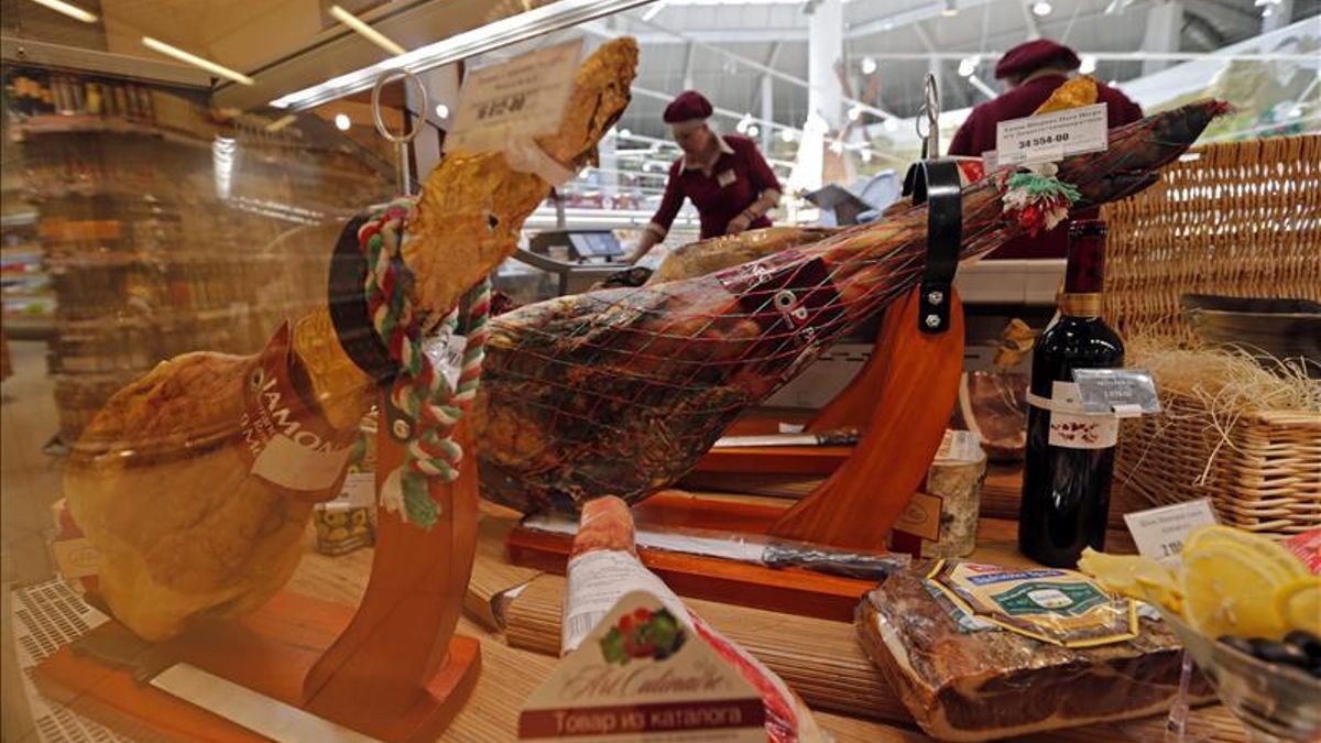 La prohibición del jamón español abre la portada de un influyente diario ruso